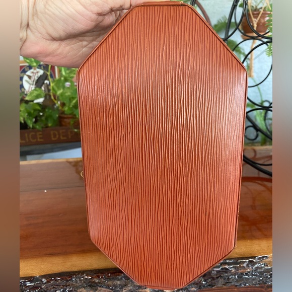 Louis Vuitton Kenyan Fawn EPI Leather Sac D’Epaule PM Bag - Picture 4 of 16